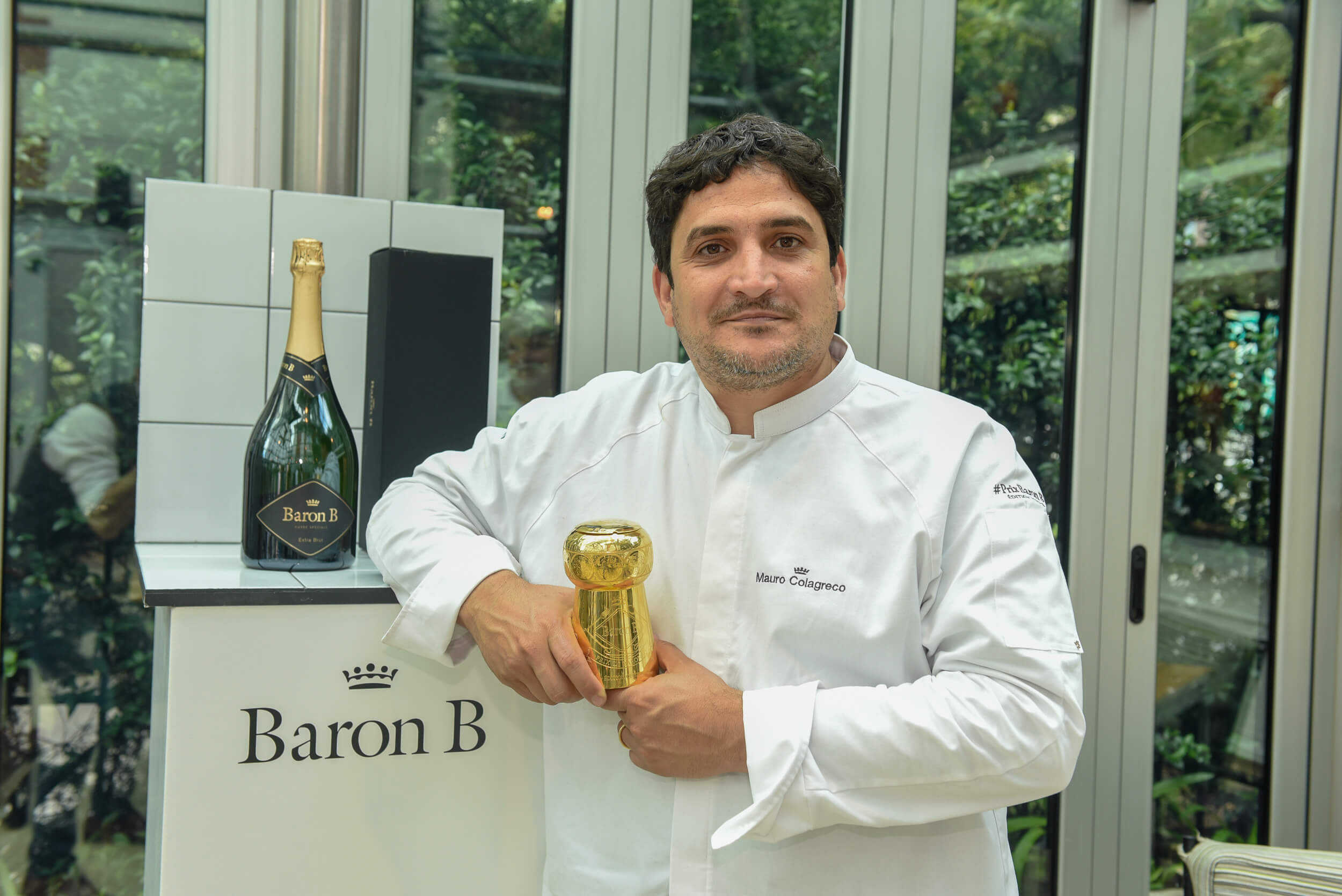 Mauro Colagreco con el Corcho Prix Cuisine tallado por Juan Carlos Pallarols