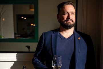 Pablo Braida, primer Master Sommelier argentino, con el pin dorado de la Court of Master Sommeliers.