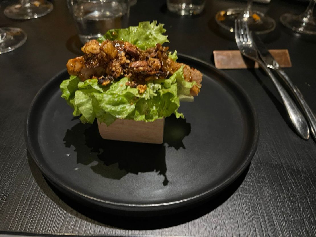 Ssam de chivo en lechuga orgánica