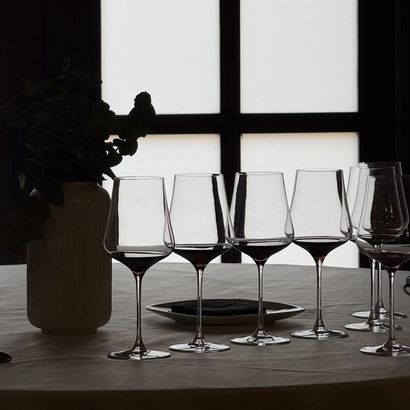 copas de vino tinto sobre mesa