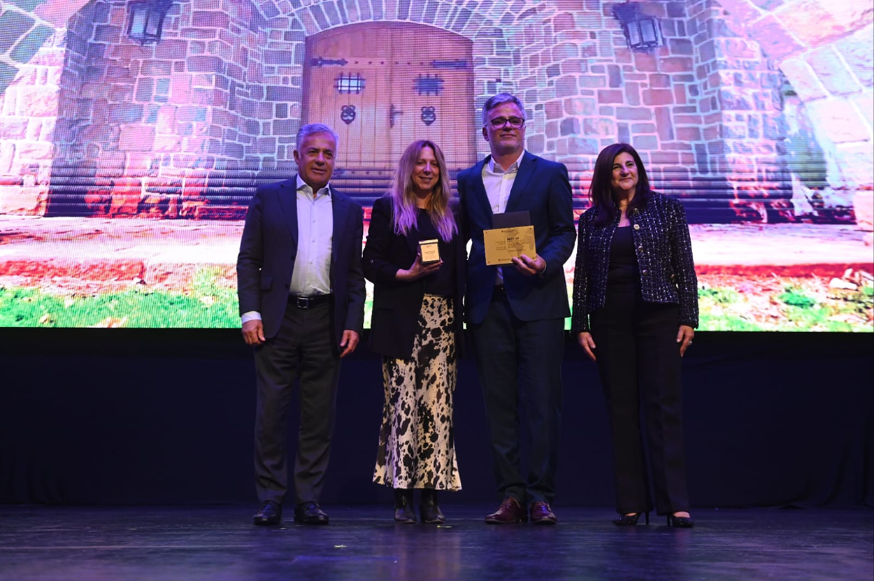 Alfredo Cornejo, Fernanda Vila, Marcos Jofé y Gabriela Testa en el momento de la premiación.